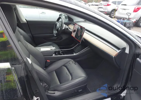 2018 Tesla Model 3 Long Range/Mid Range z USA, uszkodzony, nr VIN 5YJ3E1EA0JF154555